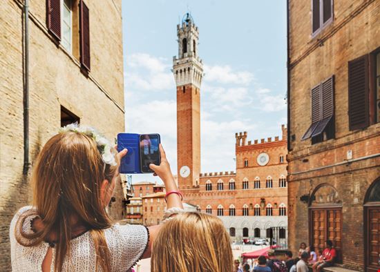 Piazza del Campo Siena Anna Nahabed - Shutterstock.com 
