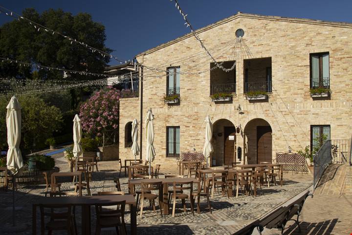 Hai mai sentito parlare del borgo dei 5 colli? Ecco dove si trova l'unico borgo dei '100 buchi' del centro Italia