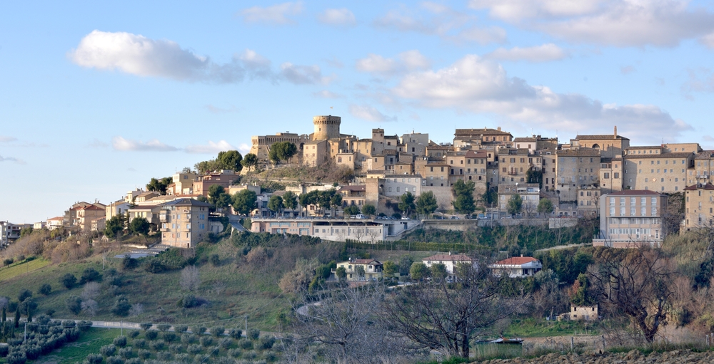 Hai mai sentito parlare del borgo dei 5 colli? Ecco dove si trova l'unico borgo dei '100 buchi' del centro Italia
