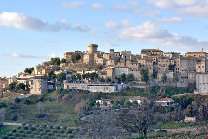 Hai mai sentito parlare del borgo dei 5 colli? Ecco dove si trova l'unico borgo dei '100 buchi' del centro Italia
