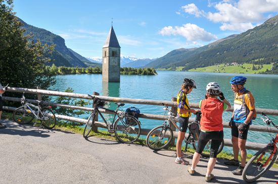 Lago di Resia Il lago e il campanile Salvador Aznar / Shutterstock.com 