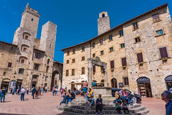San Gimignano Piazza della Cisterna BGStock72 / Shutterstock.com 