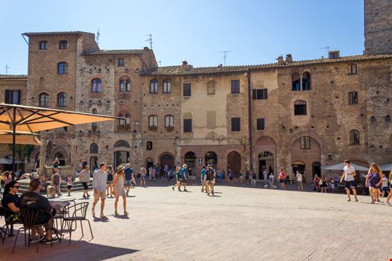 San Gimignano Piazza della Cisterna Riz Images / Shutterstock.com 