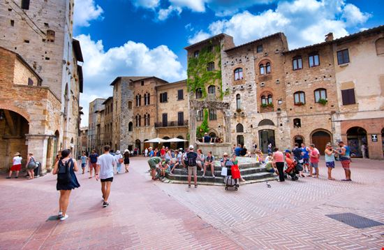 San Gimignano Piazza della Cisterna StockPhotoAstur / Shutterstock.com 