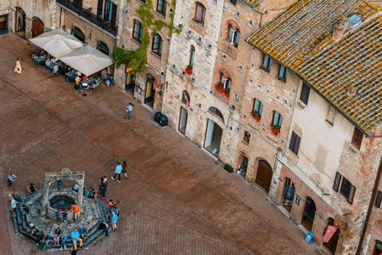 San Gimignano Piazza della Cisterna Irina Crick / Shutterstock.com 