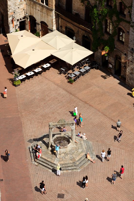 San Gimignano Piazza della Cisterna Paolo Trovo / Shutterstock.com 