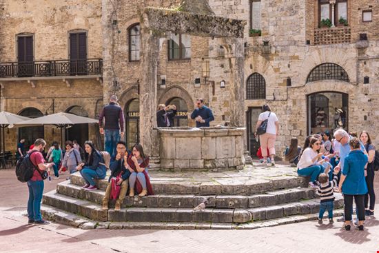 San Gimignano Piazza della Cisterna BGStock72 / Shutterstock.com 
