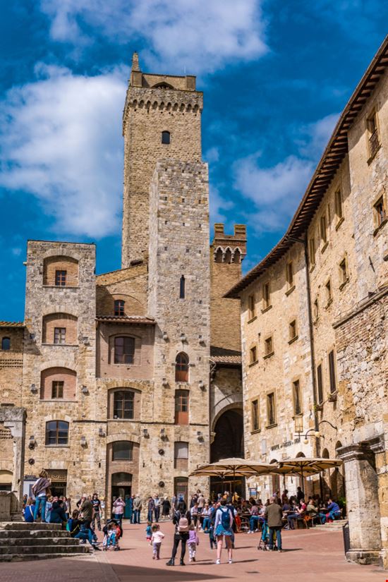 San Gimignano Piazza della Cisterna BGStock72 / Shutterstock.com 