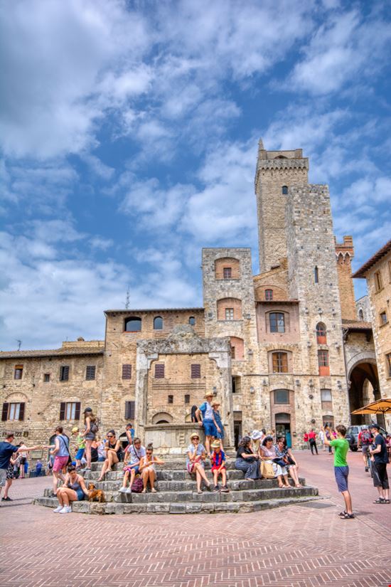 San Gimignano Piazza della Cisterna StockPhotoAstur / Shutterstock.com 