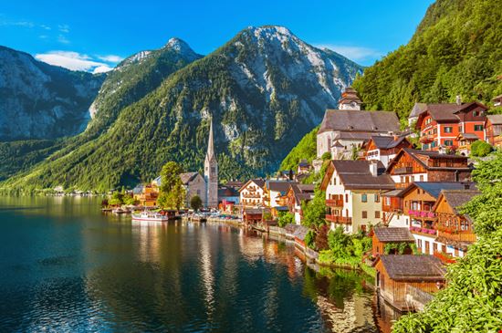 Hallstatt Hallstatt Shutterstock.com 