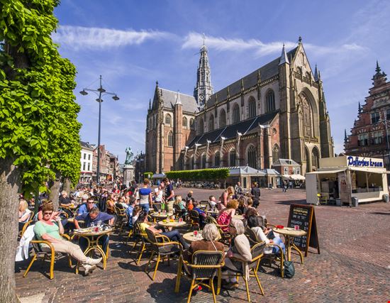 Haarlem La città sui canali a due passi da Amsterdam www.hollandfoto.net / Shutterstock.com 