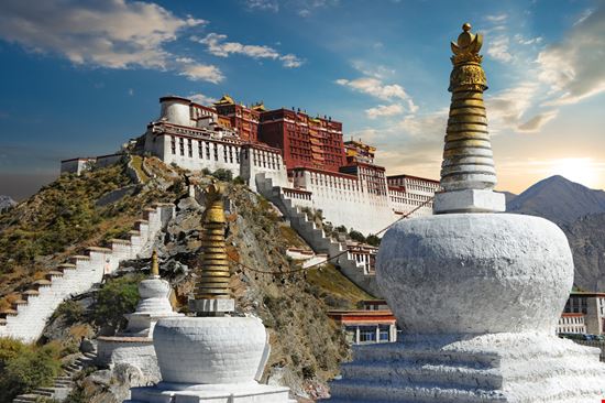 Potala Potala Hung Chung Chih - Shutterstock.com 