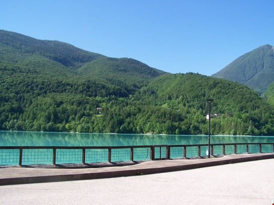 Un lago di divertimenti - Vista del lago da uno dei percorsi pedonali che affiancano le rive del lago.