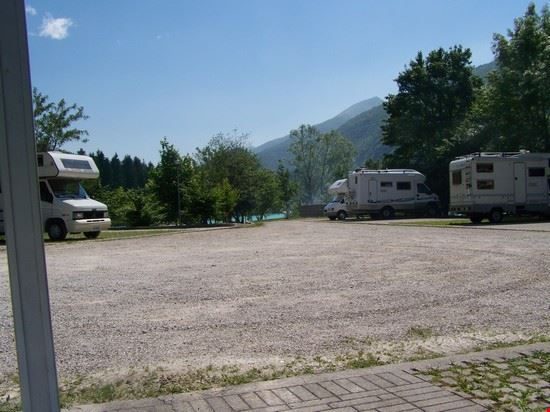  Situata in prossimità della riva del lago, questa area comunale offre diversi servizi a pagamento.  