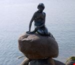 copenaghen statua della sirenetta nel porto di copenaghen copenaghen statua della sirenetta nel porto di copenaghen
