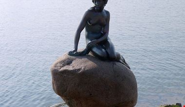 copenaghen statua della sirenetta nel porto di copenaghen copenaghen statua della sirenetta nel porto di copenaghen