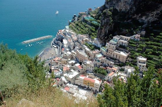 Centro Storico Un altra vista del borgo di Atrani scendendo dal Sentiero degli Dei  