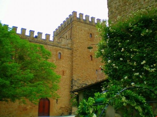  Come nelle favole i castelli sono avvolti da roseti e fiori colorati  