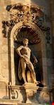 budapest statue mit emblem der ungarischen armee ueber dem eingang der nationalgalerie