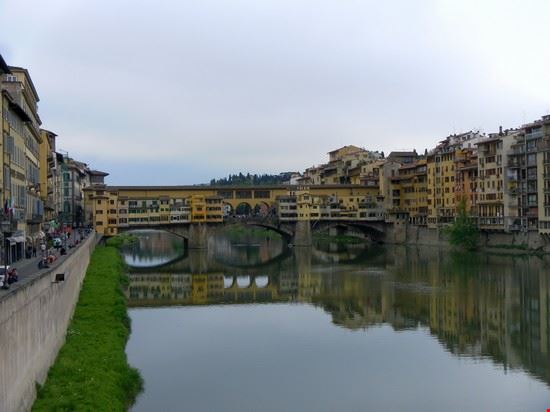 Alla scoperta di Firenze! Con le sue minuscole botteghe di orafi che nel XVI sec. presero il posto dei macellai, rendendo il tratto di fiume decisamente più salubre, il più antico ponte cittadino assiste al passaggio di una folla cosmopolita, quasi sempre con fotocamera al collo. Si capisce l'impulso che spinse Cosimo I a far costruire un corridoio sopraelevato, che gli permetteva di andare da Palazzo Pitti a palazzo Vecchio tranquillo e indisturbato.  