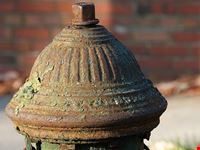 washington morgensonne auf rostigen hydranten