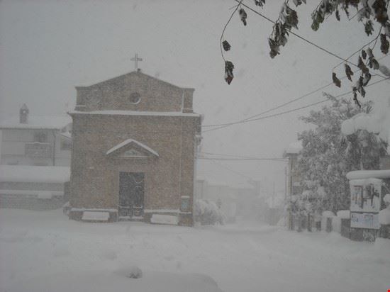  La chiesa di S.Antonio da Padova a Villa Consalvi di Crecchio durante una bufera di neve  