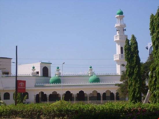  La Moschea Noor, sulla piazza principale di Malindi.  