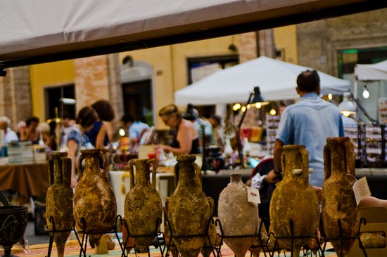 Bancarella di anfore in Piazza del Popolo