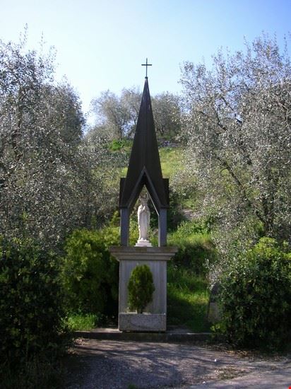  un capitello votivo tra il verde di arquà petrarca  
