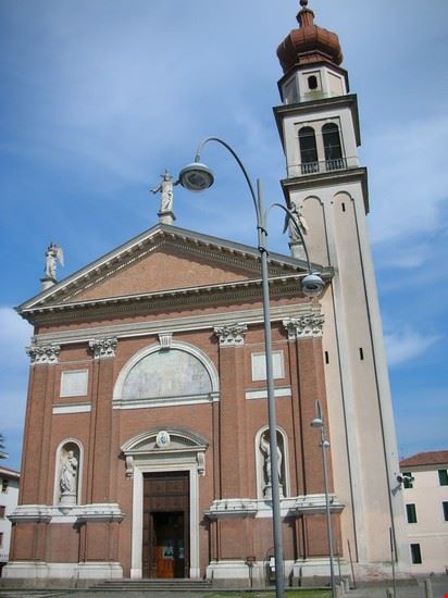  la chiesa principale del paese  