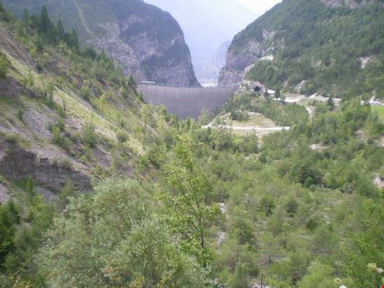 Diga del Vajont, Erto e Casso Vista della famosissima diga dalla strada che porta verso i paesi Casso ed Erto  