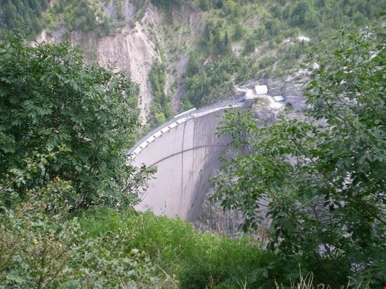 Diga del Vajont Diga fotografata da un sentiero che offre una suggestiva vista a strapiombo sulla diga.  