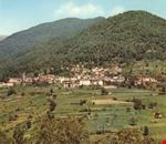 Veduta del paese alle pendici della montagna Veduta del paese alle pendici della montagna