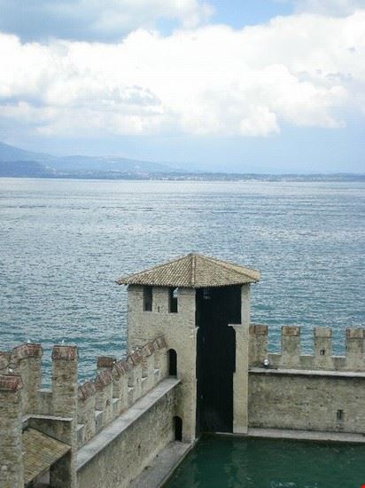 Gite in barca Vista del lago di garda dalla Rocca Scaligera.  