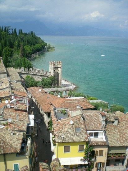 Centro storico Vista di Sirmione dalla Rocca Scaligera...  