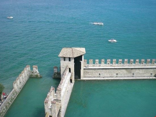 Gite in barca Vista del lago di Garda dalla Rocca Scaligera.  