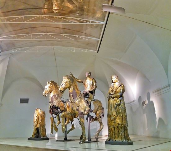 L'oro di Pergola I Bronzi Dorati da Cartoceto di Pergola, sono l’unico gruppo di bronzo dorato di epoca romana esistente al mondo, considerati tra le più interessanti scoperte archeologiche del XX secolo. Nove quintali di bronzo e oro magistralmente forgiati duemila anni fa ed esposti in questo museo.   