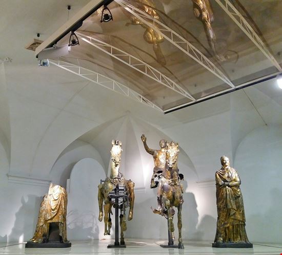 Bronzi dorati di Pergola Il museo della città espone l'unico gruppo in bronzo dorato giunto dall'età romana sino ai nostri giorni. I Bronzi Dorati sono considerati la più interessante scoperta archeologica del XX secolo.  