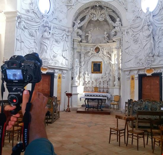 Chiesa Santa Maria delle Tinte Pergola uno dei Borghi Piu' Belli D'Italia è conosciuta anche come la Città delle 100 Chiese e Pergoletta Santa. Passeggiando nell'affascinante centro storico si possono ammirare chiese meravigliose: scrigni di storia, arte e cultura. Tra queste la settecentesca Chiesa di Santa Maria delle Tinte, con l’inconfondibile cupola ottagonale e gli interni tardo-barocco. Fu voluta dalla Corporazione dei Tintori e Lanaioli che aveva i propri laboratori in questa parte della città. L’interno, a croce greca, è ricco di stucchi bianchi fra i quali emergono le statue delle Virtù Teologali e quelle dei Profeti David e Samuele, queste ultime poste ai lati dell’altare maggiore sul quale è conservato il piccolo affresco del Volto della Madonna con il Bambino, unica testimonianza della piccola chiesa o edicola primitiva sulle cui rovine è sorta l’attuale.  