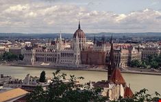 budapest ungarisches parlamentsgebaeude in budapest