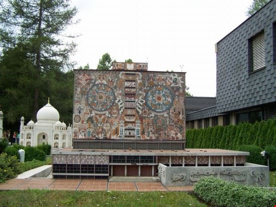  Biblioteca Universitaria (Messico)
  