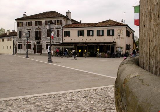 Centro storico lungo il Sile si arriva nel centro di casale  