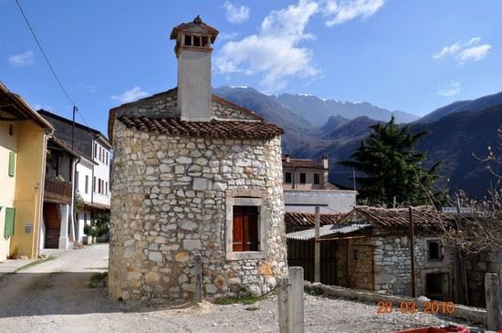 chiesetta nel villaggetto verso le sorgenti del Meschio  