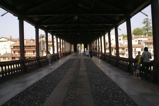 Ponte degli Alpini passeggiando sotto il ponte degli alpini;all'angolo dietro a noi si trova una grapperia storica (no pubblicità)  
