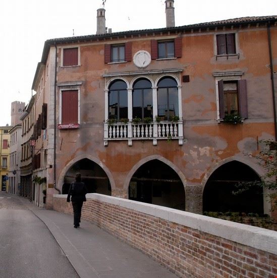 chiesa di san francesco - lungo il ponte che porta alla chiesa omonima