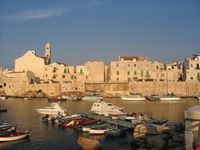 giovinazzo der hafen von giovinazzo im sonnenuntergang