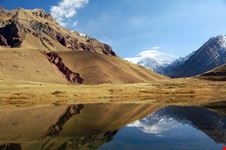 mendoza der aconcagua spiegelt sich im wasser