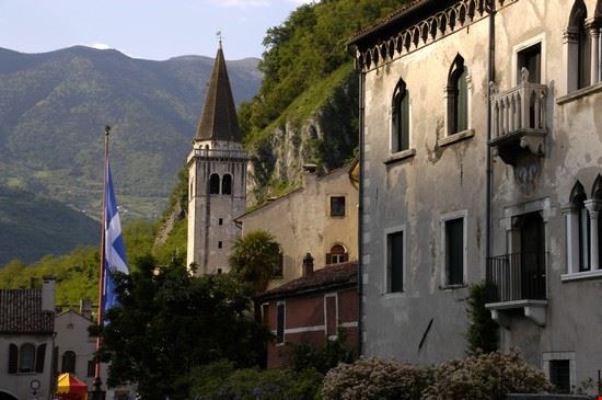 Serravalle alcune case della vecchia città  
