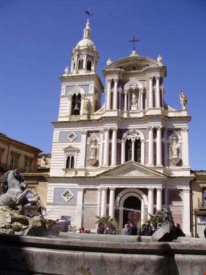  Chiesa di San Sebastiano e Fontana del Tritone in Piazza Garibaldi a Caltanissetta  