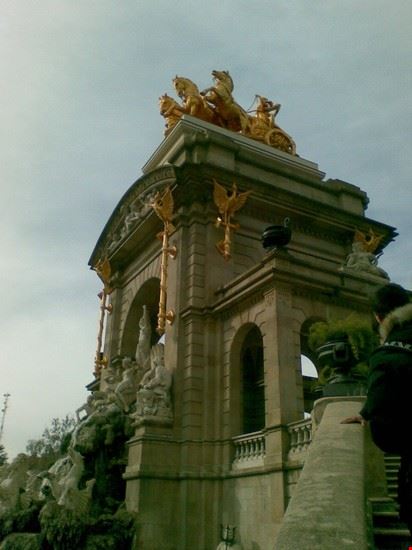 Parc della Ciutadella     La statua che sormonta il l'edificio del centro del parco è uguale a quello posto sopra l'arco di trionfo di Bruxelles.  